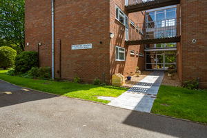 SECURE COMMUNAL ENTRANCE- click for photo gallery